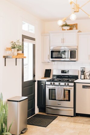 冷蔵庫、電子レンジ、オーブン、コンロ