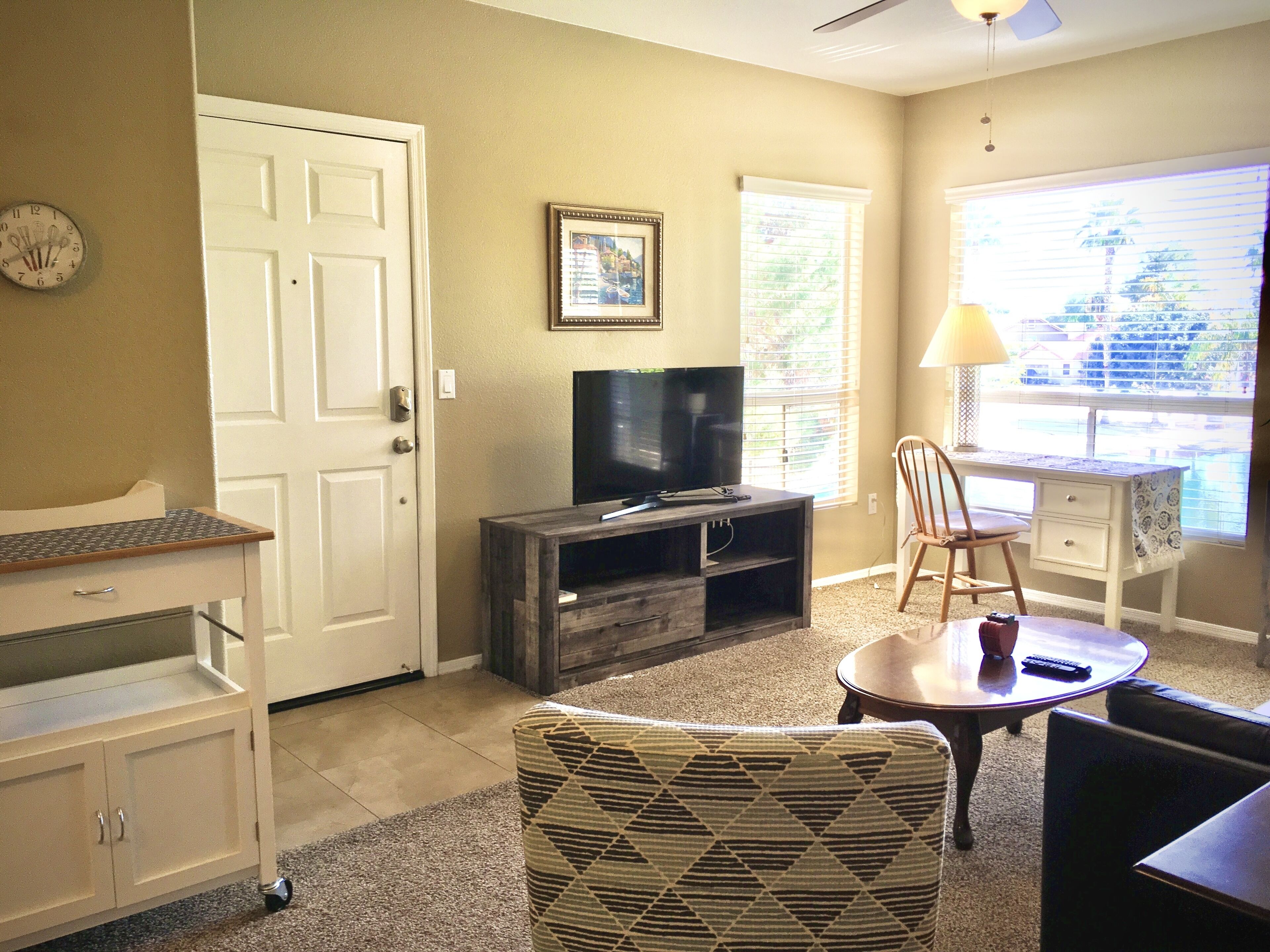 Lakefront Views~Gated~Heated pools/spa~Pickleball/Tennis~Gym~BBQ~Shopping~Dining