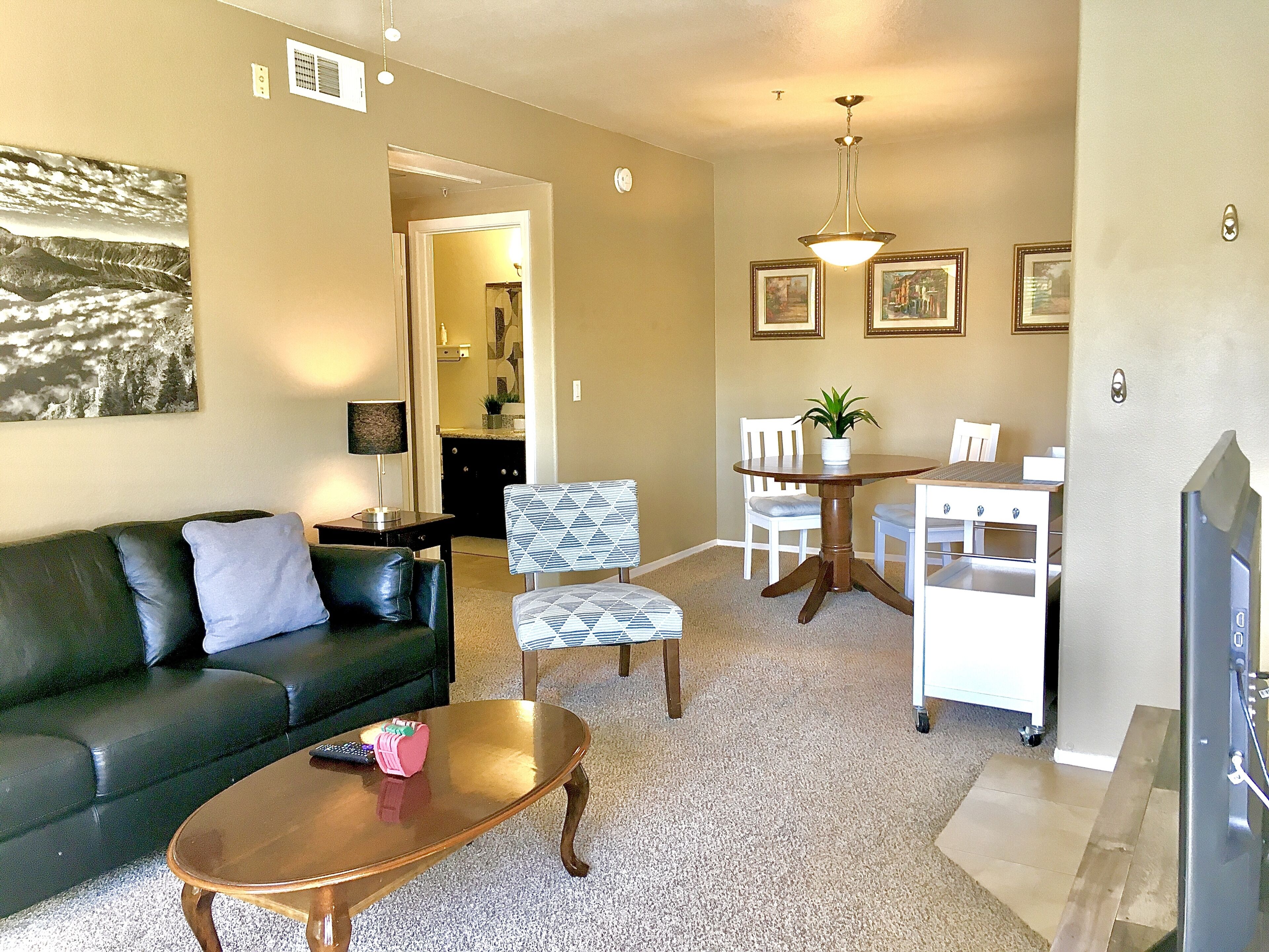 Lakefront Views~Gated~Heated pools/spa~Pickleball/Tennis~Gym~BBQ~Shopping~Dining