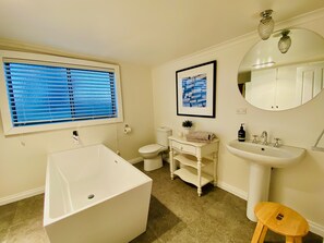 Baignoire, sèche-cheveux, serviettes fournies, savon