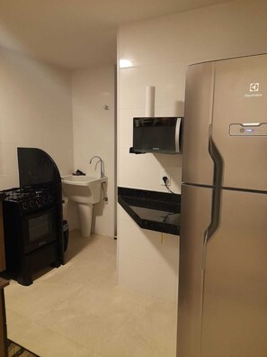 Geladeira, micro-ondas, cooktop, cafeteira/chaleira