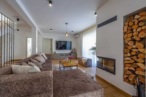 Smart TV, fireplace