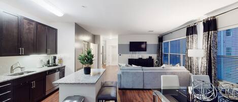 2 habitaciones, escritorio y tabla de planchar con plancha