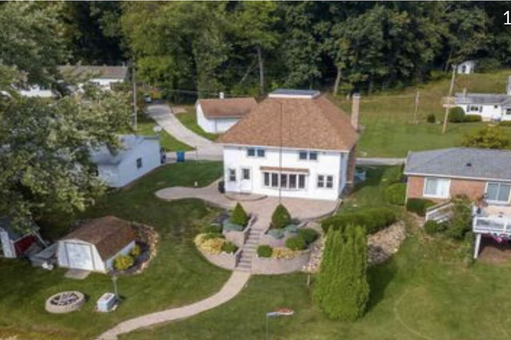Beautiful lakehouse directly on all sports lake. Stunning views!!58ft frontage.