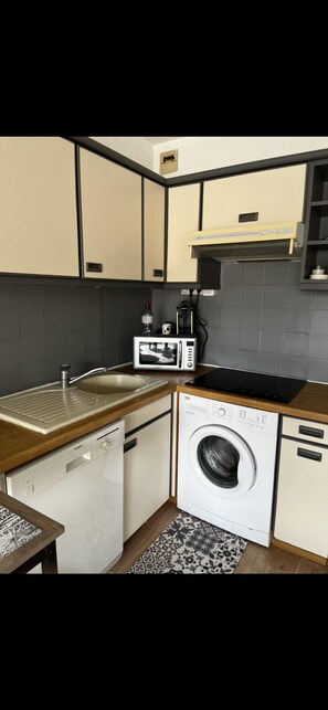 Réfrigérateur, micro-ondes, plaque de cuisson, lave-vaisselle