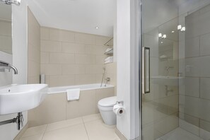 Bathtub, hair dryer, towels, soap - Spacious apartment with private patio (London)