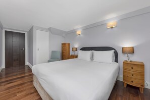 2 bedrooms, in-room safe, iron/ironing board, travel crib - Spacious apartment with private patio (London)