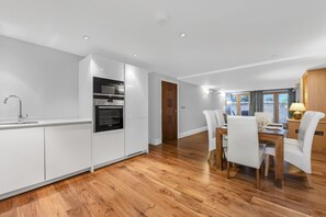 Een koelkast, een microgolfoven, een oven, een kookplaat