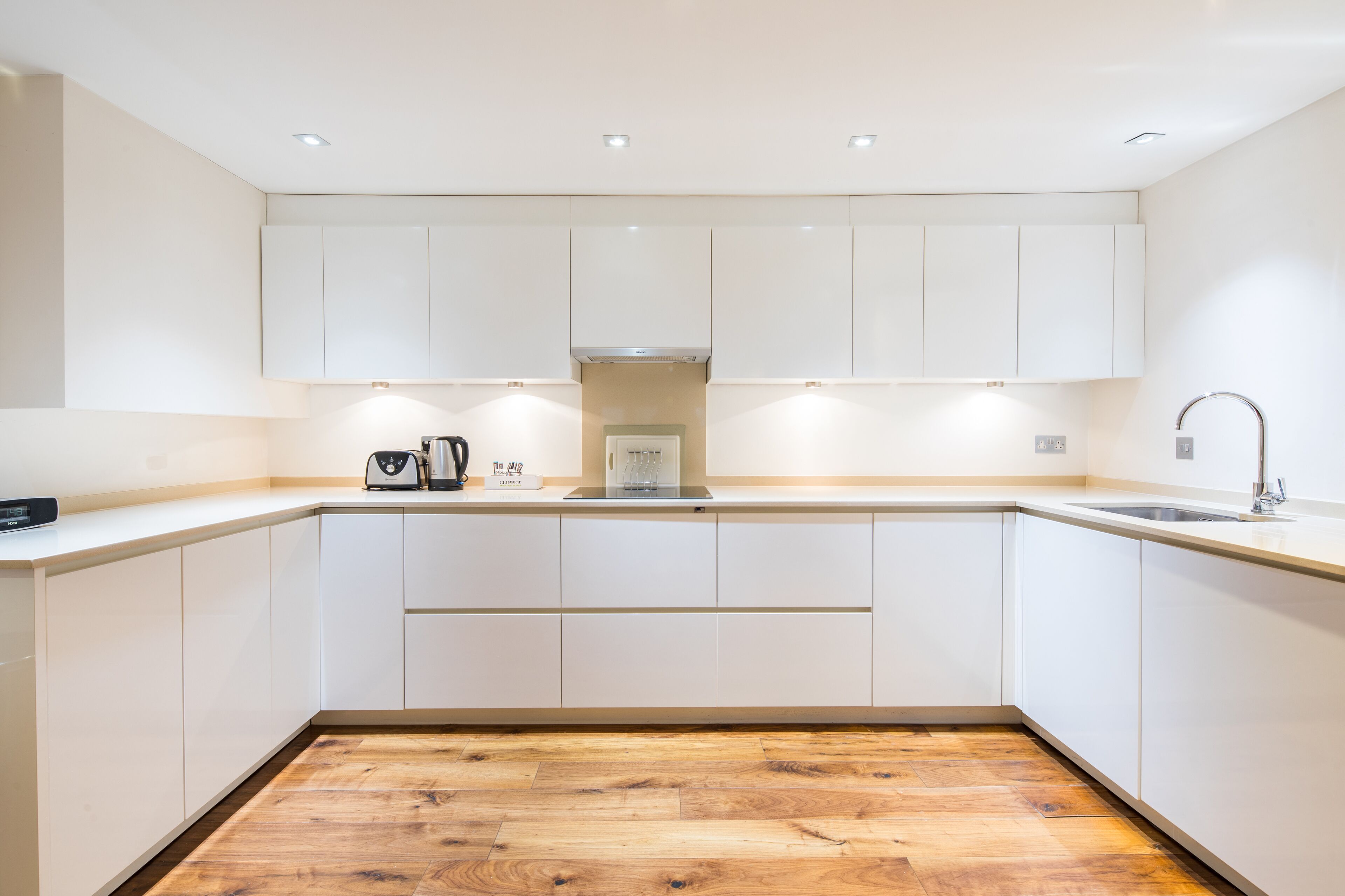 Een koelkast, een microgolfoven, een oven, een kookplaat