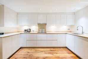 Fridge, microwave, oven, stovetop - Spacious apartment with private patio (London)