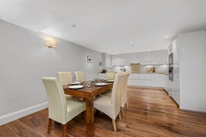 Dining - Spacious apartment with private patio (London)