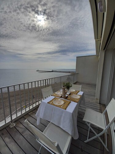 WATERFRONT APARTMENT FACING THE SEA