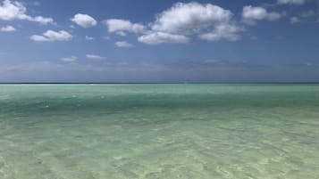 Platja a a prop i tovalloles de platja