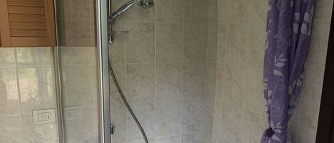 Bathtub, bidet