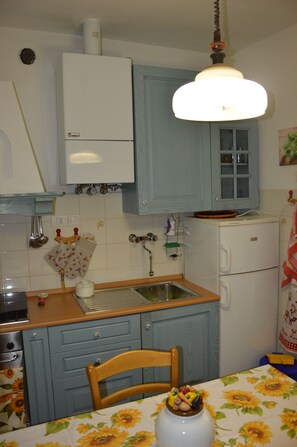 Private kitchen - A stone's throw from the sea (Lavagna)