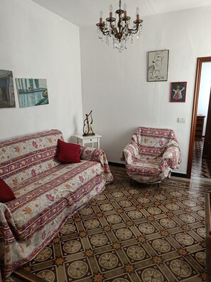 Living area - A stone's throw from the sea (Lavagna)