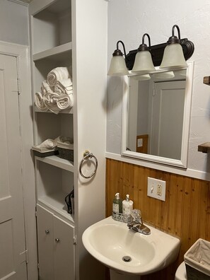 Combined shower/bathtub, hair dryer, towels, soap