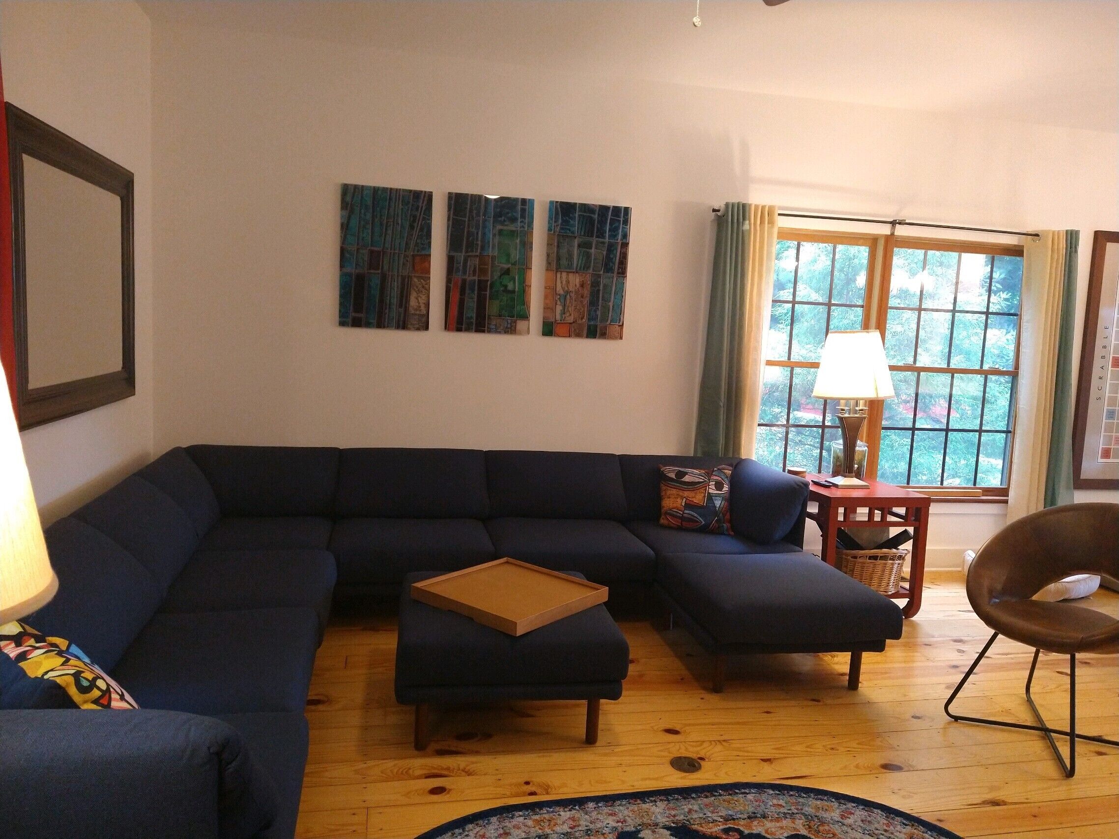 Cozy and fun mountain-view cottage 10 mins from shopping and hiking