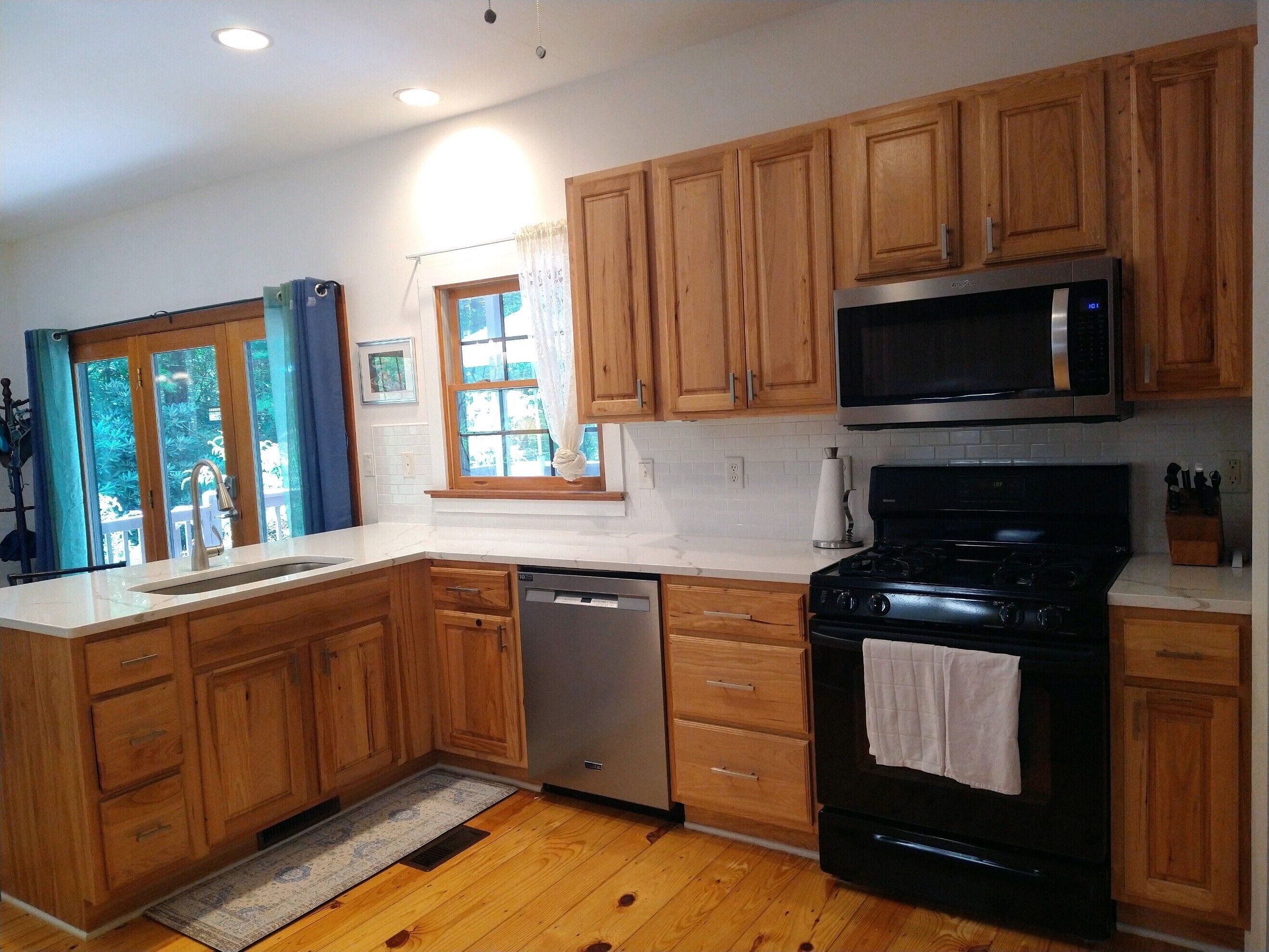 Cozy and fun mountain-view cottage 10 mins from shopping and hiking