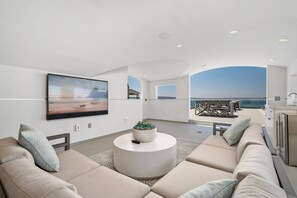 TV connectée, cheminée, livres, chaîne hi-fi