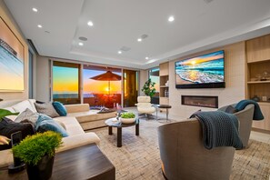 TV connectée, cheminée, livres, chaîne hi-fi