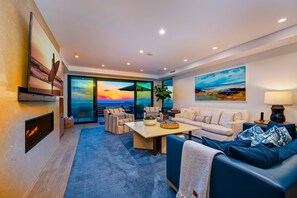 TV connectée, cheminée, livres, chaîne hi-fi