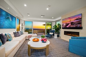 TV connectée, cheminée, livres, chaîne hi-fi