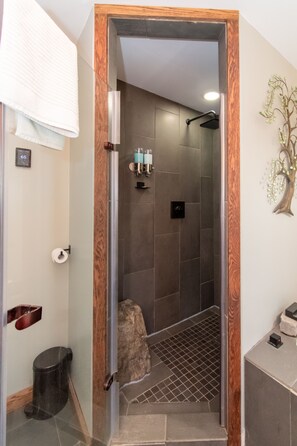 Bathtub, jetted bath, eco-friendly toiletries, hair dryer - Serene Creekside Escape: Your perfect Hideout Year-Round (Munnsville)