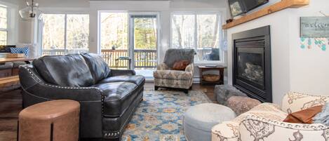 Smart-tv, eldstad och böcker