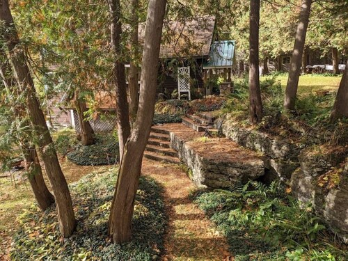 Serene Creekside Escape: Your perfect Hideout Year-Round