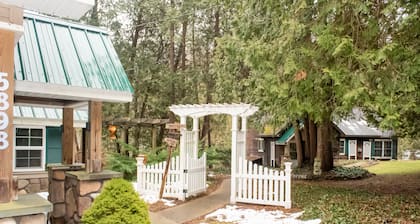 Serene Creekside Escape: Your perfect Hideout Year-Round