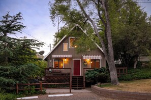 The Cabin at the Pines | Individually decorated, individually furnished, free WiFi, bed sheets - Prescott Pines Inn (Prescott)