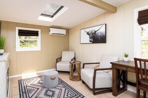 Chambre Deluxe | Coin séjour | Télévision à écran plat de 32 pouces avec chaînes par satellite