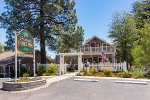 Front of property - Prescott Pines Inn (Prescott)