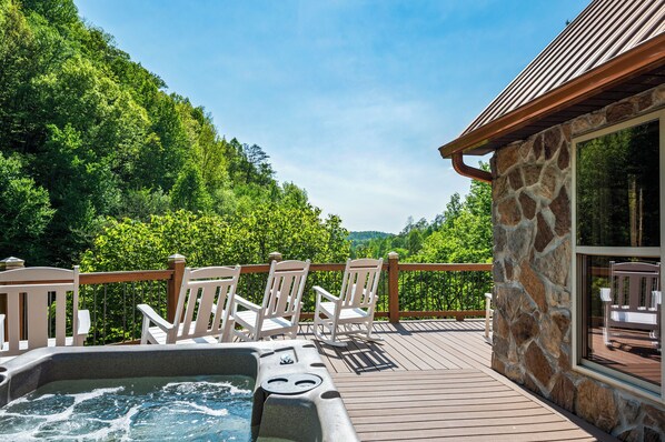 Outdoor spa tub - Cozy Xmas|Hot tub|Mtn Views|8 min PF&Gburg|Wi-Fi (Sevierville)