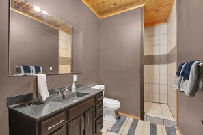 Shower, towels, toilet paper - Spacious Lodge on 40 Acres! (Cherryvale)
