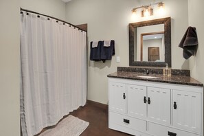 Shower, towels, toilet paper - Spacious Lodge on 40 Acres! (Cherryvale)