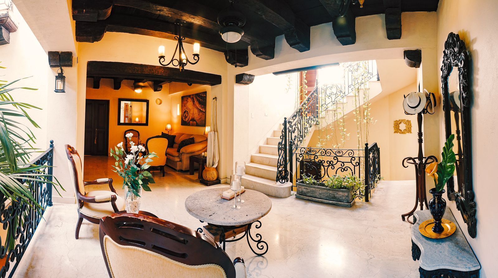 COLONIAL HOUSE WITH CONTEMPORARY TOUCHES 7 ROOMS WITH TERRACE AND 2 SMALL POOLS