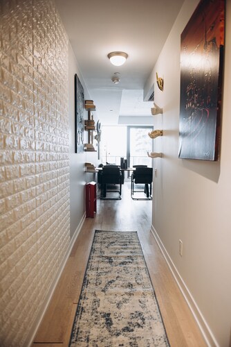 Downtown Condo In Entertainment District