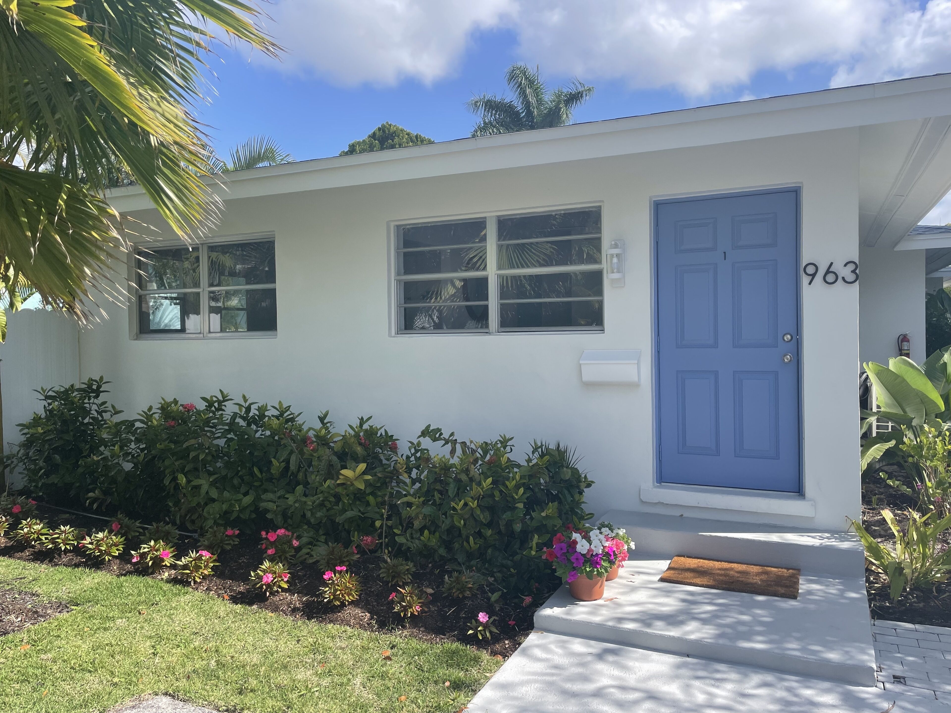 Beautiful condo minute from the beach and 5th Ave!
