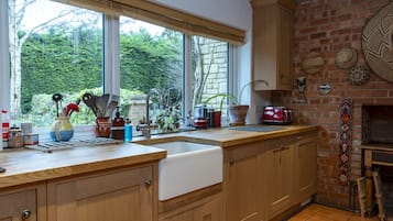 Refrigerador con congelador, microondas, horno y parrilla de estufa