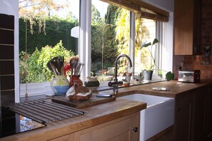 Full-size fridge, microwave, oven, stovetop - Sandford Meadow Guest House (Oxford)