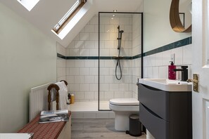 Traditional Villa, Private Bathroom, Garden View (Exclusive Private Use) | Bathroom | Hair dryer, towels, soap, shampoo - Sandford Meadow Guest House (Oxford)