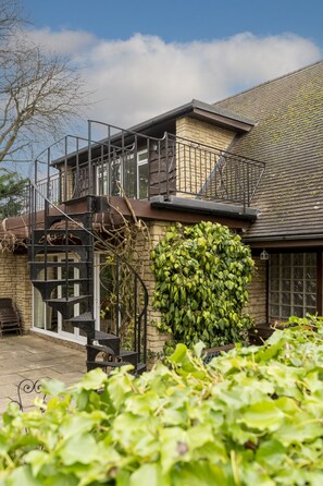 Balcony view - Sandford Meadow Guest House (Oxford)