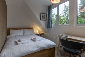 Business-enkeltværelse - fælles badeværelse (Cosy) | Premium-sengetøj, individuelt design, individuel indretning, skrivebord