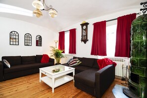 Smart TV, caminetto, impianto stereo