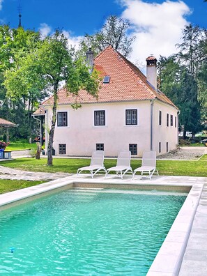 Outdoor pool, a heated pool