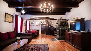 Una Smart TV, una chimenea, un reproductor estéreo