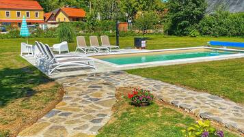 Una piscina al aire libre, una piscina climatizada