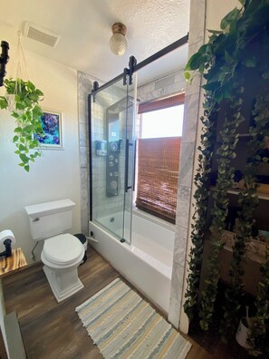 Suihkun ja ammeen yhdistelmä, hiustenkuivaaja, pyyhkeet, saippua